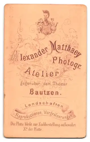 Fotografie A. Matthaey, Bautzen, gegenüber dem Theater, Portrait ältere Dame im Biedermeierkleid mit Spitzenkragen