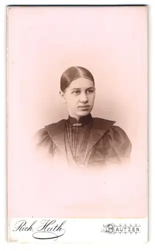 Fotografie Rich. Huth, Bautzen, Schülergasse, Portrait junge Frau im Kleid mit Brosche und Mittelscheitel