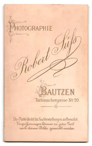 Fotografie Robert Süss, Bautzen, Tuchmachergasse 20, Portrait ältere Frau im Biedermeierkleid mit Fotoalbum