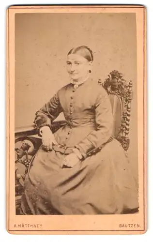 Fotografie A. Matthaey, Bautzen, Portrait Dame im Kleid mit Spitzenkragen