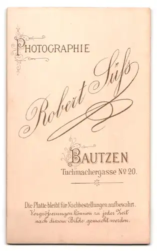 Fotografie Robert Süss, Bautzen, Tuchmachergasse 20, Portrait alte Frau im seidenen Kleid mit Fotalbum in der Hand