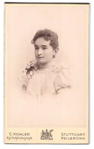 Fotografie C. Kohler, Stuttgart, Friedrichstr. 32, Portrait junge Frau im weissen Kleid mit Locken und Puffärmeln