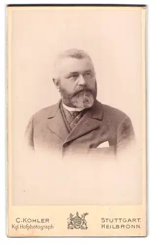 Fotografie C. Kohler, Stuttgart, Friedrichstr. 32, Portrait Mann im Anzug mit gepflegtem Vollbart