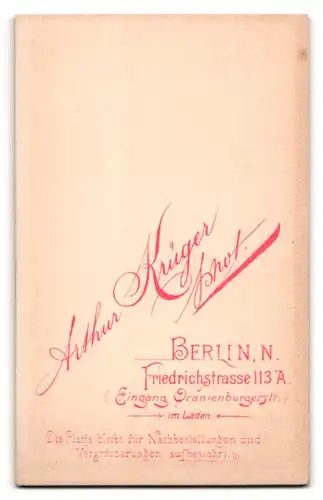 Fotografie Arthur Krüger, Berlin, Friedrichstr. 113a, Portrait junger Knabe im Anzug mit gepunkteter Fliege