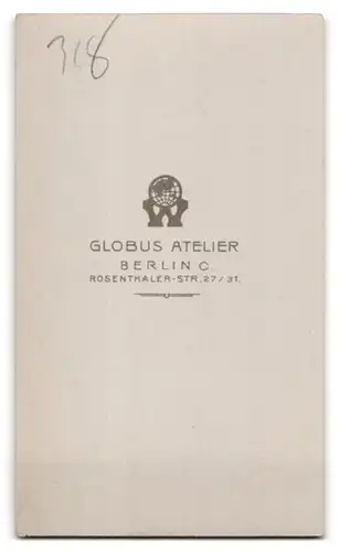Fotografie Globus Atelier, Berlin, Rosenthaler-Str. 27 /31, Portrait älterer Herr im Anzug mit Schlips und Zwicker Brill