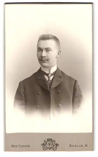 Fotografie Max Fischer, Berlin, Danziger-Str. 98, Portrait junger Mann im Anzug mit Kaiser Wilhelm Bart