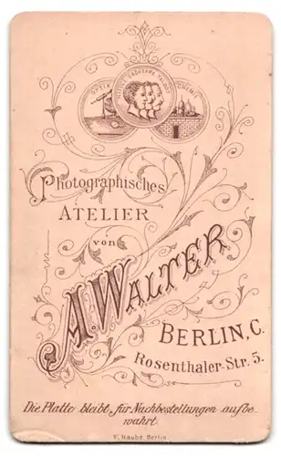 Fotografie A. Walter, Berlin, Rosenthaler-Str. 5, Portrait nackter kleiner Junge mit weissem Oberteil