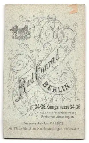 Fotografie Rud. Conrad, Berlin, König-Str. 34-36, Portrait junger Knabe im Stoff Anzug mit Reifen