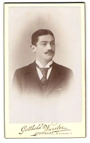 Fotografie Gotthold Wurster, Stuttgart, Brunnenstr. 1, Portrait junger Mann im Anzug mit Schlips und Moustache