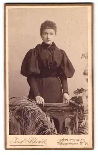 Fotografie Josef Schmid, Stuttgart, Tübingerstr. 20, Portrait junge Frau im schwarzen Kleid mit Locken