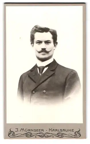 Fotografie J. Mürnseer, Karlsruhe, Rüppurrerstr. 16, Portrait Mann im Anzug mit Schlips und Kaiser Wilhelm Bart