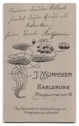 Fotografie J. Mürnseer, Karlsruhe, Rüppurrerstr. 16, Portrait Mann im Anzug mit Schlips und Kaiser Wilhelm Bart
