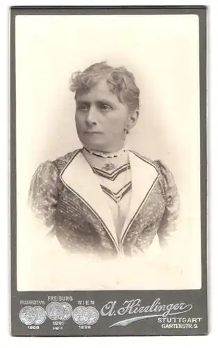 Fotografie A. Hirrlinger, Stuttgart, Gartenstr. 9, Portrait Dame im Blümchenkleid mit Locken