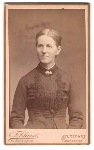 Fotografie C. F. Schmid, Stuttgart, am Bahnhof, Portrait Dame im Biedermeierkleid mit Brosche