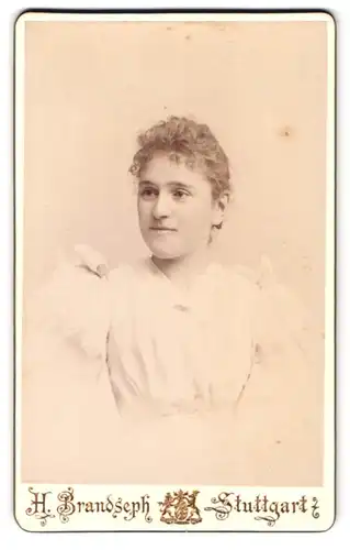 Fotografie H. Brandseph, Stuttgart, Marienstr. 36, Portrait junge Frau im weissen Kleid mit Locken