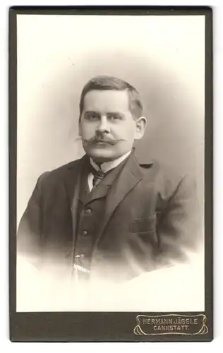 Fotografie Hermann Jäggle, Cannstatt, Karlsstr., Portrait rundlicher Herr im Anzug mit Zwirbelbart