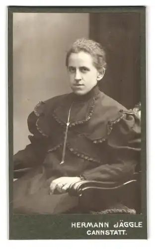 Fotografie Hermann Jäggle, Cannstatt, Karlsstr., Portrait Frau im gerafften Kleid mit Locken und Halskette