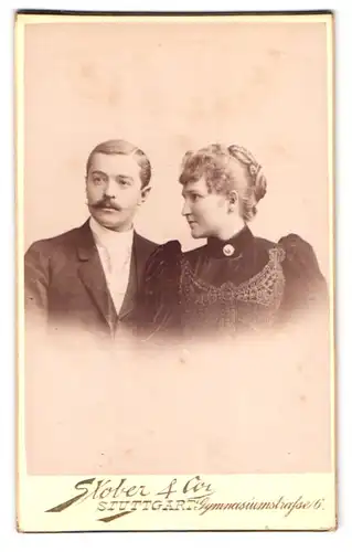 Fotografie Stöber & Co., Stuttgart, Gymnasiumstr. 6, Portrait Paar im Anzug mit Zwirbelbart und Kleid mit Locken