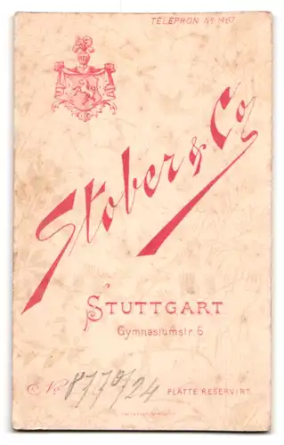 Fotografie Stöber & Co., Stuttgart, Gymnasiumstr. 6, Portrait Paar im Anzug mit Zwirbelbart und Kleid mit Locken