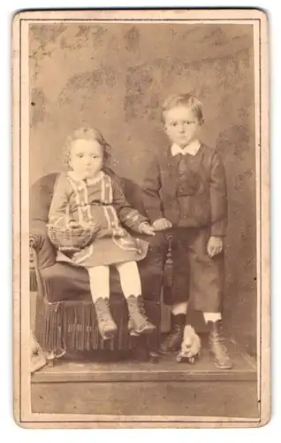 Fotografie August Esenwein, Ludwigsburg, Portrait Geschwister im Anzug und Kleid mit Spielzeughasen