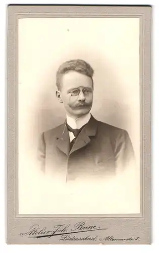 Fotografie Atelier Joh. Beine, Lüdenscheid, Altenaerstr. 8, Portrait Herr im Anzug mit Zwicker Brille und Moustache