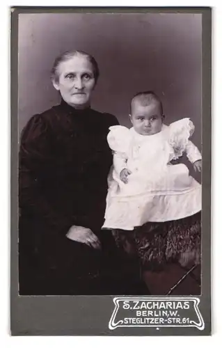 Fotografie S. Zacharias, Berlin, Steglitzer-Str. 61, Portrait Grossmutter mit Enkelkind im weissen Kleid