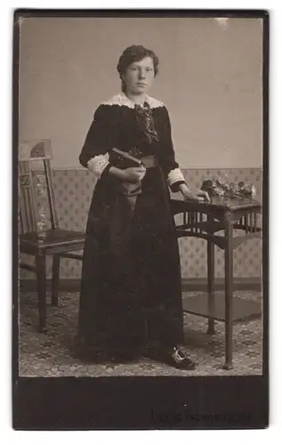 Fotografie Louis Schindhelm, Ebersbach i. S., Portrait Dame im samtenen Kleid mit Spitzenkragen