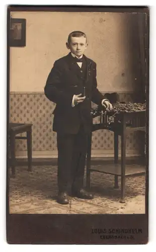 Fotografie Louis Schindhelm, Ebersbach i. S., Portrait junger Knabe im Anzug mit Bibel in der Hand