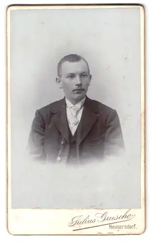 Fotografie Julius Grusche, Neugersdorf, Portrait junger Mann im Anzug mit karierter Krawatte