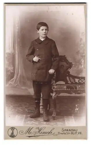 Fotografie M. Hirsch, Spandau, Breite Str. 26-28, Portrait junger Knabe im Anzug mit Knickerbocker