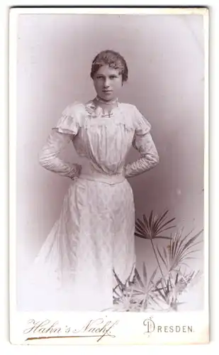 Fotografie Hahn`s Nachf., Dresden, Waisenhaus-Str. 16, Portrait junge Dame im weissen Kleid mit Locken u. Perlenkette