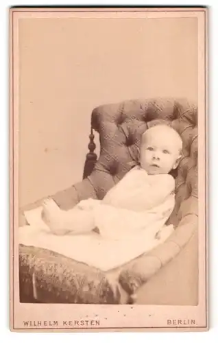 Fotografie Wilhelm Kersten, Berlin, Krausen-Str. 40, Portrait Kleinkind im weissen Kleid auf einem Sessel