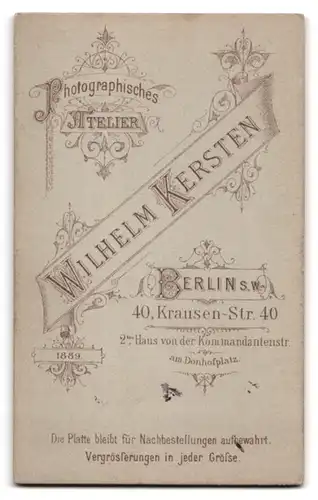 Fotografie Wilhelm Kersten, Berlin, Krausen-Str. 40, Portrait Kleinkind im weissen Kleid auf einem Sessel