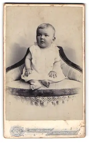 Fotografie P. Gliese, Reichenau i. S., Portrait Kind im weissen Kleidchen auf einem Sessel
