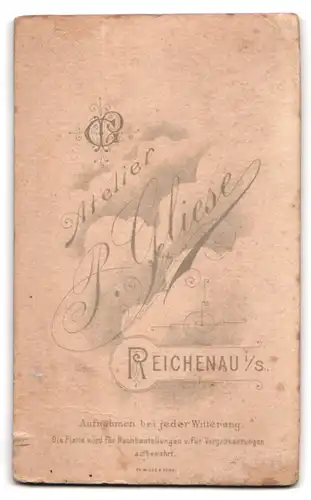 Fotografie P. Gliese, Reichenau i. S., Portrait Kind im weissen Kleidchen auf einem Sessel