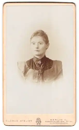 Fotografie Globus Atelier, Berlin, Rosenthaler-Str. 53 /54, Portrait junge Frau im Biedermeierkleid mit Brosche