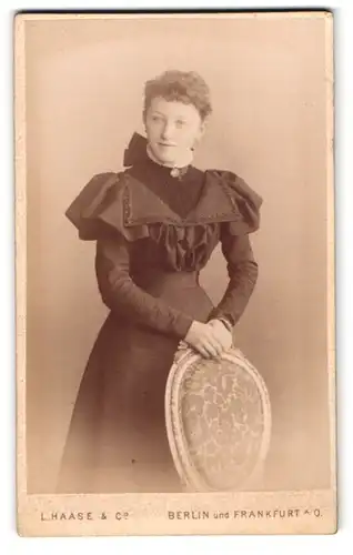 Fotografie L. Haase & Co., Berlin, Unter den Linden 67, Portrait junge Frau im Kleid mit Spitzenkragen und Locken