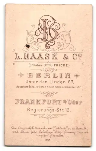 Fotografie L. Haase & Co., Berlin, Unter den Linden 67, Portrait junge Frau im Kleid mit Spitzenkragen und Locken