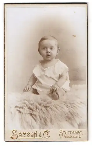 Fotografie Samson & Co., Stuttgart, Poststr. 5, Portrait junge im weissen Kleid auf einem Fell sitzend
