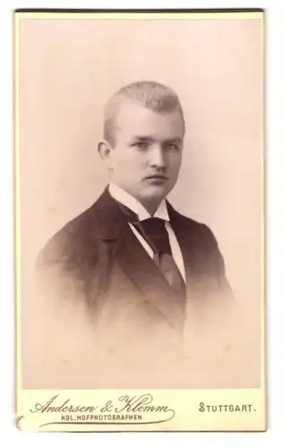 Fotografie Andersen & Klemm, Stuttgart, Charlottenstr. 8, Portrait junger Mann im Anzug mit Schlips und Kurzhaarschnitt
