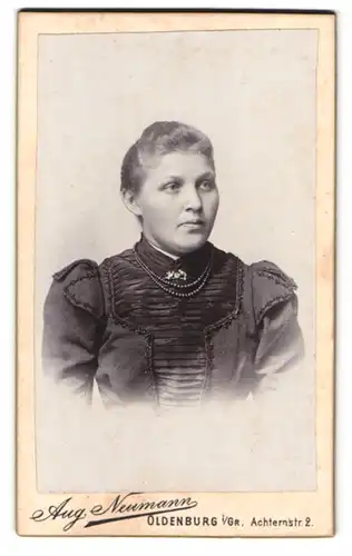 Fotografie Aug. Neumann, Oldenburg i /Gr., Achternstrasse 2, Portrait junge Dame im Kleid mit Halskette