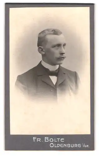 Fotografie Fr. Bolte, Oldenburg i /G., Langestrasse 15, Portrait eleganter Herr mit Oberlippenbart