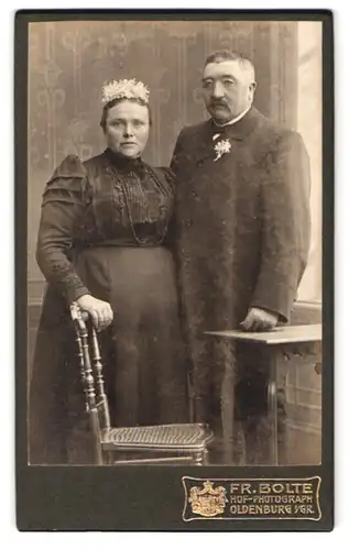 Fotografie Fr. Bolte, Oldenburg i /G., Langestrasse 15, Portrait bürgerliches Paar in hübscher Kleidung