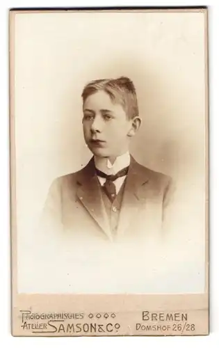 Fotografie Samson & Co., Bremen, Domshof 26-28, Portrait junger Mann im Anzug mit Krawatte
