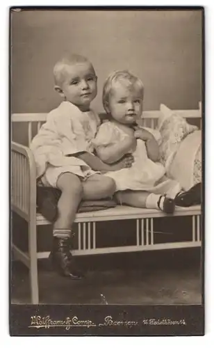 Fotografie Wolffram & Comp., Bremen, Fedelhören 14, Portrait kleiner Junge und Kleinkind in hübscher Kleidung