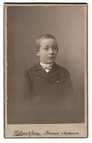 Fotografie Wolffram & Comp., Bremen, Fedelhören 14, Portrait junger Mann im Anzug mit Fliege