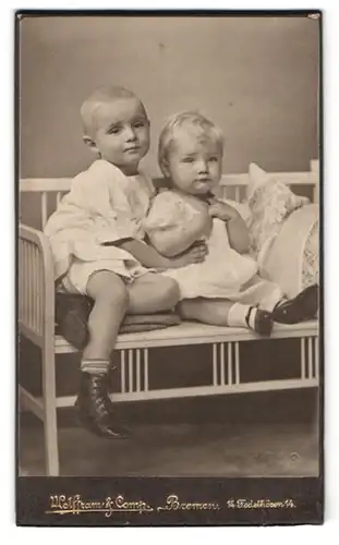Fotografie Wolffram & Comp., Bremen, Fedelhören 14, Portrait kleiner Junge und Kleinkind in hübscher Kleidung