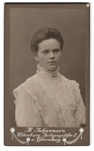 Fotografie M. Johannsen, Oldenburg, Heiligengeiststrasse 2, Portrait junge Dame in hübscher Kleidung