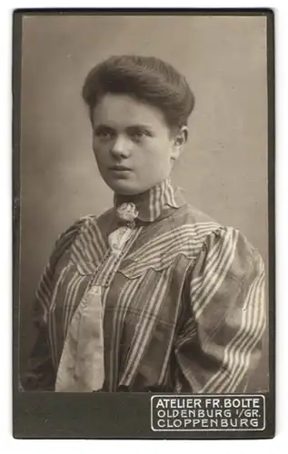 Fotografie Fr. Bolte, Oldenburg i /Gr., Langestrasse 15, Portrait junge Dame in modischer Kleidung