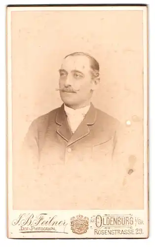 Fotografie Jean Baptiste Feilner, Hannover, Georgstrasse 1., Portrait modisch gekleideter Herr mit Moustache